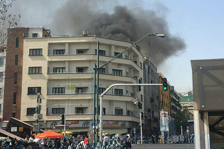 مجتمع کامپیوتر خیابان ولیعصر تهران آتش گرفت