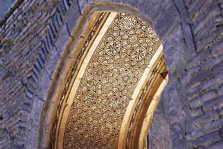 زیبا ترین مسجد تاریخی با تزئینات آجری زرین گون