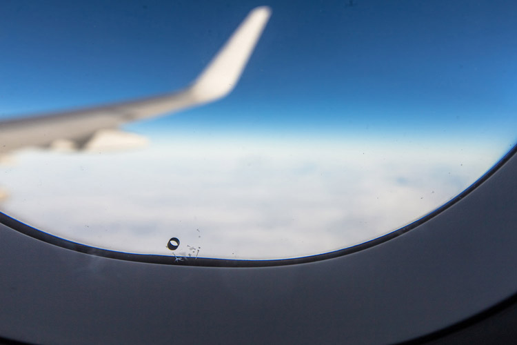 چرا پنجره‌های هواپیما، سوراخ‌های کوچک دارد؟