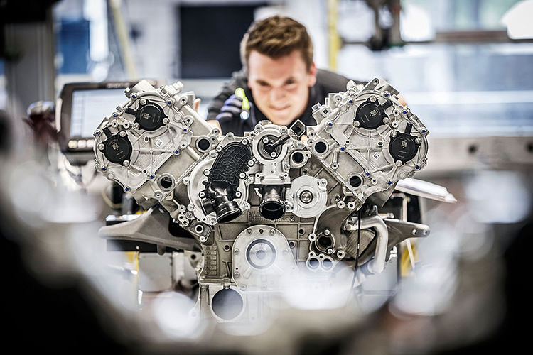 Mercedes-AMG V8 Biturbo engine / پیشرانه خورجینی هشت سیلندر مرسدس AMG