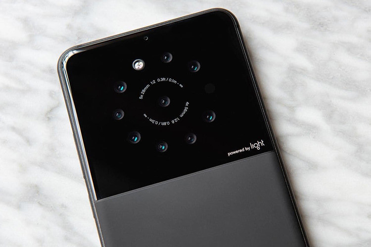 شرکت Light در حال توسعه گوشی هوشمندی با لنز  9 گانه است 