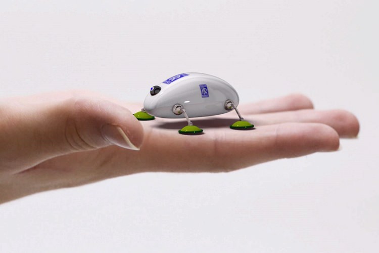 میکرو ربات رولزرویس به کمک مکانیک های هواپیما می‌رود
