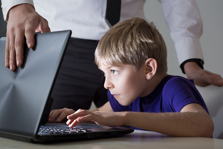نتیجه نظرسنجی؛ کاربران زومیت استفاده کنترل‌شده از اینترنت و ابزار الکترونیکی توسط کودکان را صحیح می‌دانند