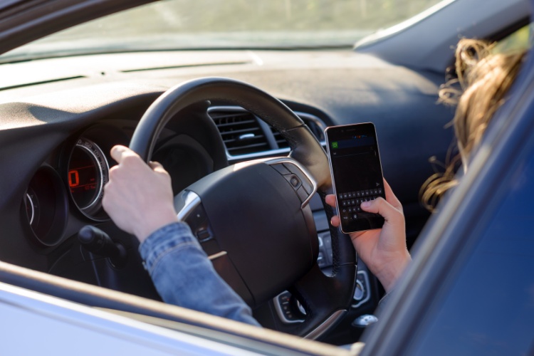  استفاده از تلفن همراه؛ مهمترین عامل حواس پرتی حین رانندگی
