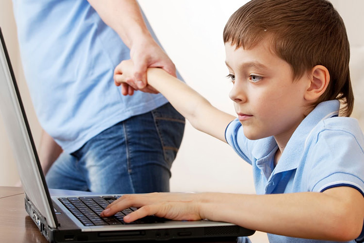نظرسنجی: به نظر شما میزان استفاده مناسب کودکان از اینترنت، موبایل و دیگر تجهیزات الکترونیکی چقدر است؟
