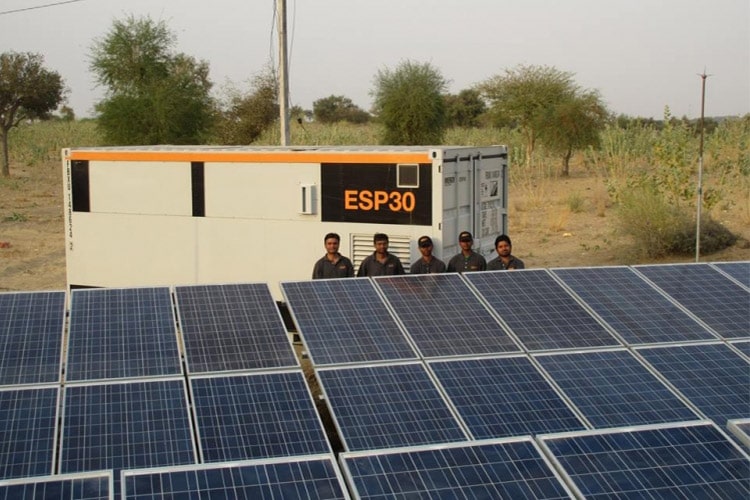  باتری خورشیدی برق را به مناطق دورافتاده و محروم می‌برد
