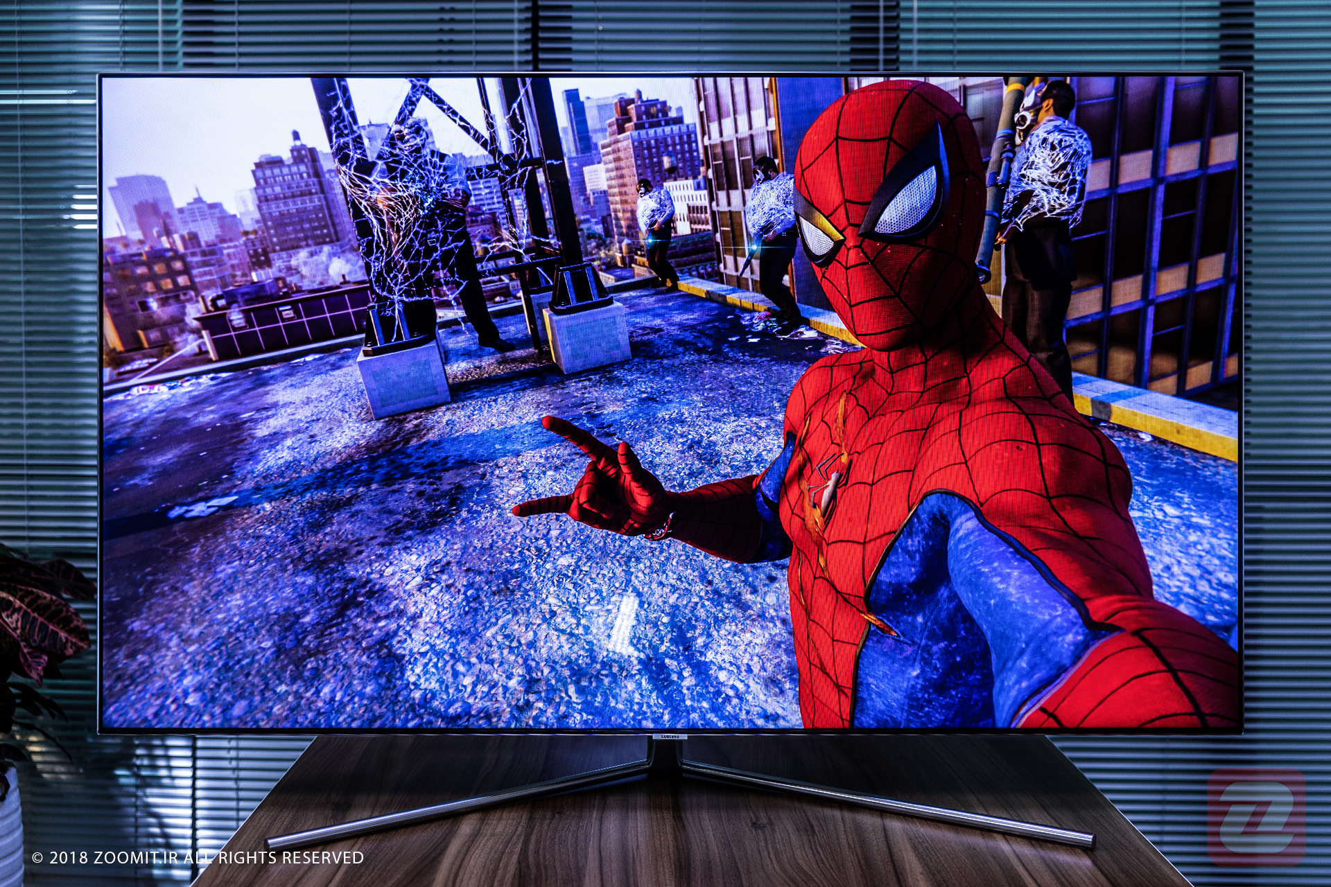 مرد عنکبوتی اسپایدرمن روی تلویزیون Q7F سامسونگ / Samsung Q7F
