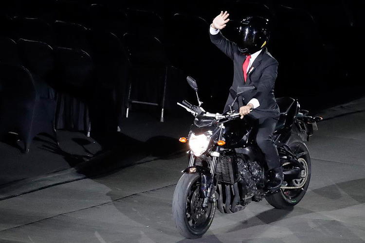 چرا رئیس جمهور اندونزی با موتورسیکلت به افتتاحیه بازی‌ های آسیایی وارد شد