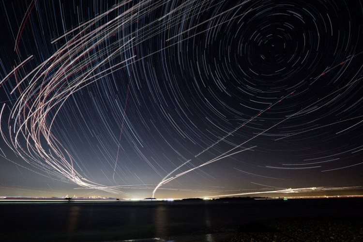 تصاویری شگفت‌انگیز از دنباله‌های نوری هواپیماها در آسمان شب