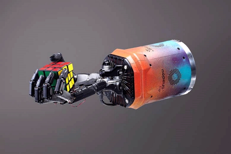 رباتی که با یک دست مکعب روبیک را حل می‌کند