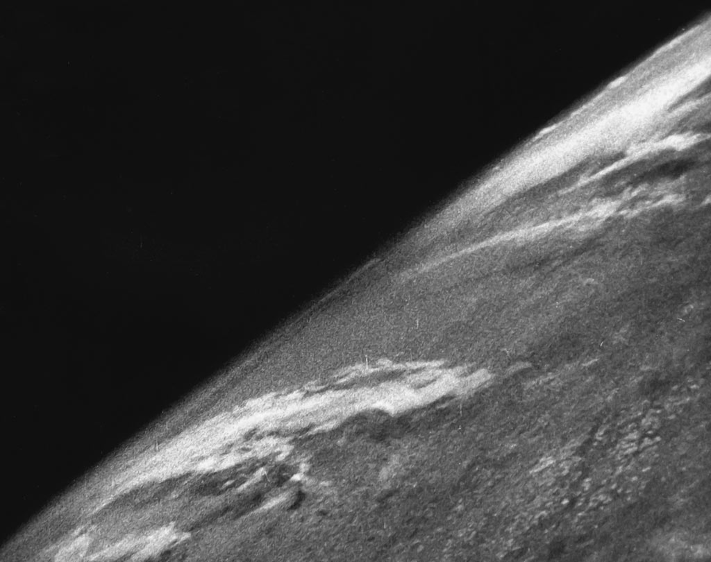 در چنین روزی، موشک وی ۲ اولین عکس زمین از فضا را ثبت کرد