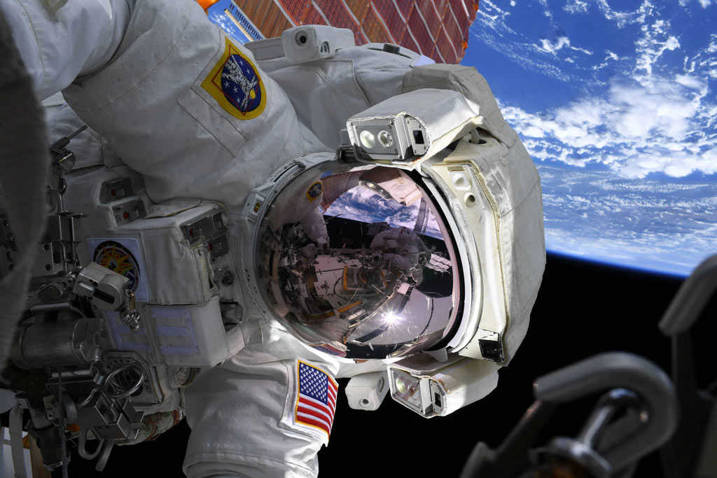 فضانوردان در حال تعویض باتری‌های آرایه‌ی خورشیدی ایستگاه فضایی