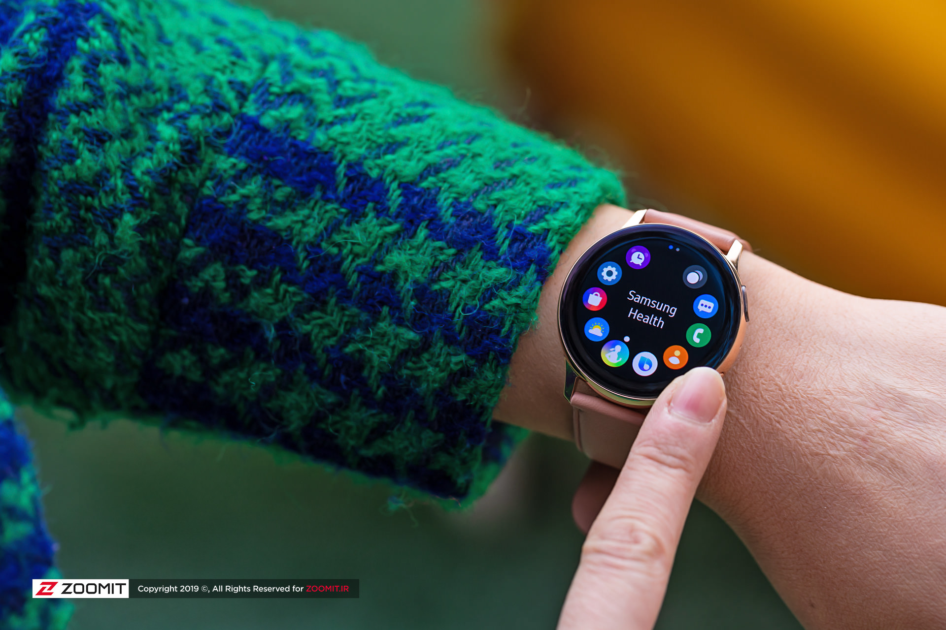 گلکسی واچ اکتیو ۲ سامسونگ / Samsung Galaxy Watch Active 2 در دست چپ با لباس سبز