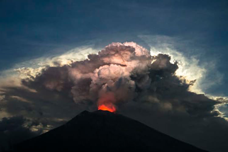 هوش مصنوعی و ماهواره‌ها چگونه به پیش‌بینی فوران‌‌های آتش‌فشانی کمک می‌کنند؟