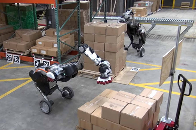ویدیوی جدید، ربات‌ دوپای بوستون داینامیکس را مشغول کار در یک انبار نشان می‌دهد
