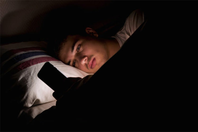 آیا خیره شدن به صفحه نمایش قبل از خواب روی سلامت نوجوانان تأثیر دارد؟