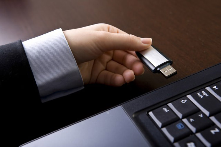 قبل از خارج‌کردن درایو USB در ویندوز 10، دیگر لازم نیست آن را Eject کنید