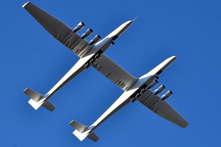 بزرگ‌ترین هواپیمای جهان نخستین‌بار از روی زمین برخاست