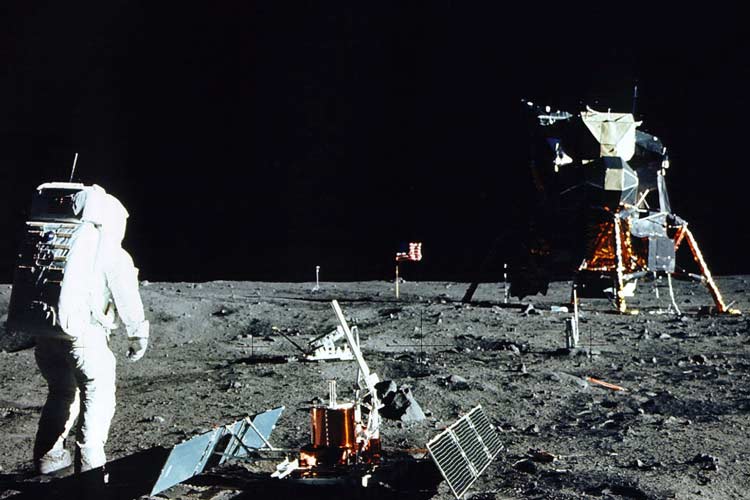 فضانوردان آپولو 11 تقریبا فراموش کردند پیام صلح را روی ماه بگذارند