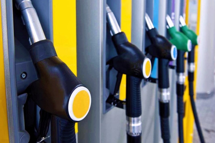 چرا باید از پرکردن بیش‌ازحد باک بنزین خودداری کرد؟