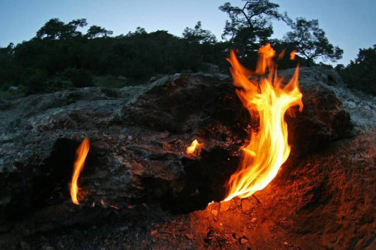 دلیل فوران شعله‌های ابدی آتش درسرتاسر جهان چیست؟