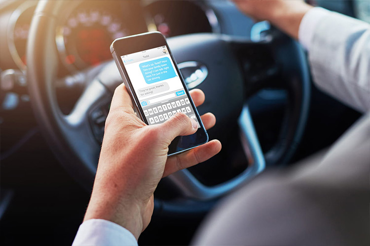 شرکت‌های بیمه آمریکا به‌دنبال کاهش استفاده از تلفن همراه پشت فرمان خودرو