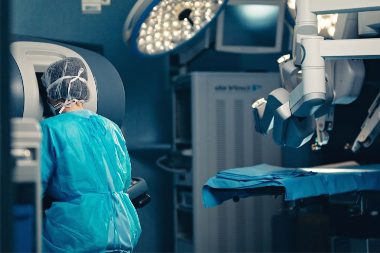 انجام ۱۵۰۰ عمل جراحی رباتیک در بیمارستان آجی بادم