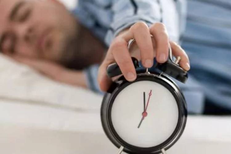 آیا به تأخیر انداختن زمان بیداری از خواب، مضر است؟