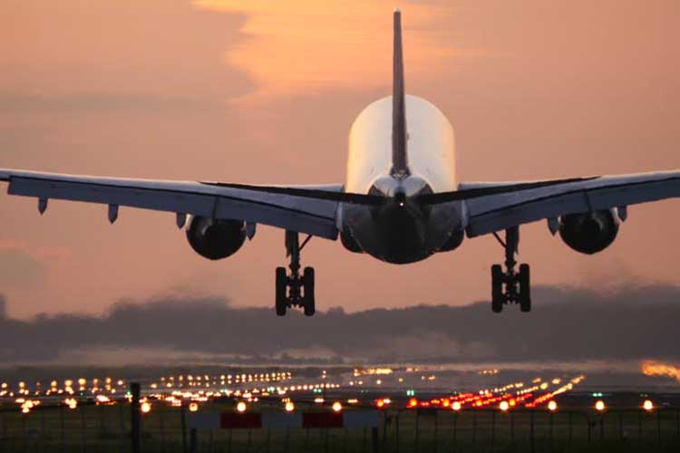 چرا هواپیما هنگام فرود دچار ضربه میشود؟
