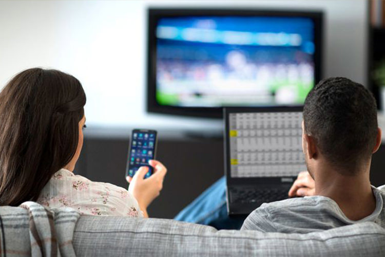 آیا موبایل خطرناک‌ترین رقیب تلویزیون شده است؟