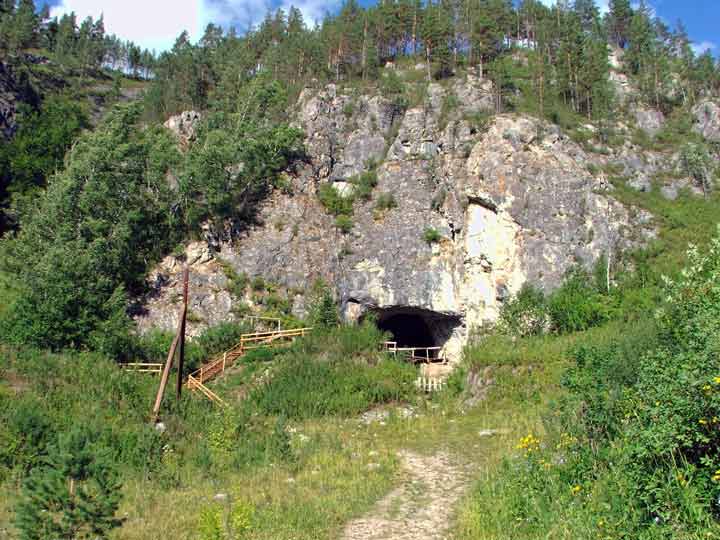 ورودی غار دنیسووا در کوه‌های آلتای روسیه