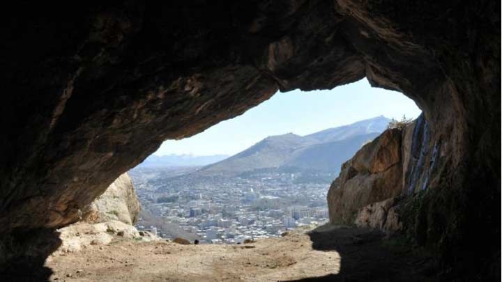 نمایی از درون غار کَلدَر در نزدیکی شهرستان خرم‌آباد
