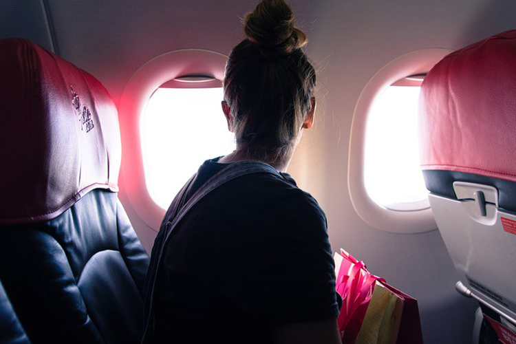 به چه علت کاور پنجره های هواپیما هنگام تیک آف باید باز باشد؟