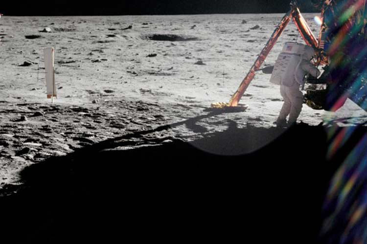 فضانوردان آپولو 11 دقیقا چه زمانی روی ماه گام نهادند؟