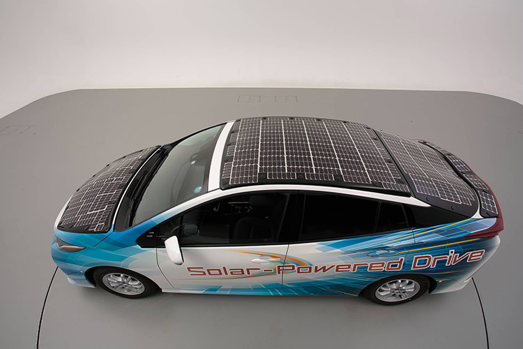 Toyota Prius Prime Solar hybrid car مجهز به پنل‌ خورشیدی