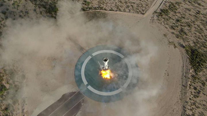 فرود مرحله سوم یکی از موشک‌های فالکون ۹ روی سکوی فرود