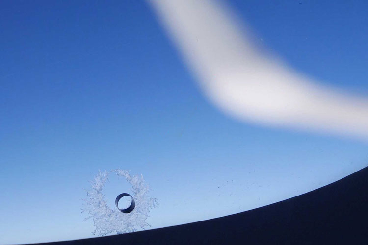 علت وجود سوراخ های خیلی ریز درون پنجره هواپیما چیست؟