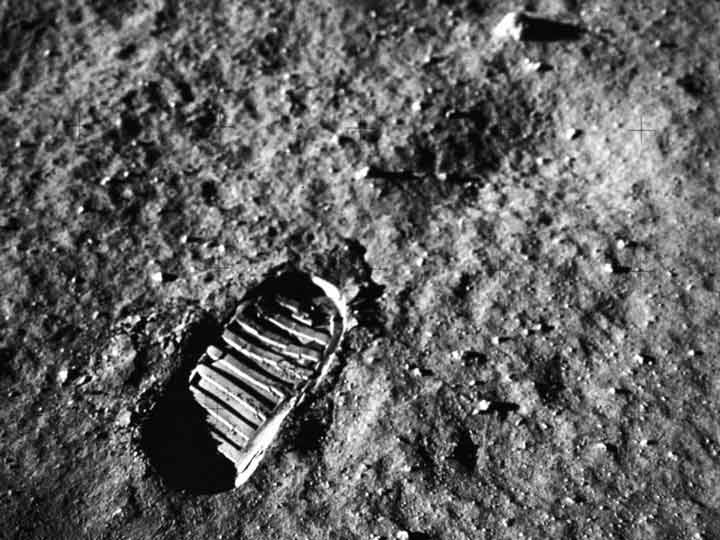 اولین قدم‌های فضانوردان روی ماه 