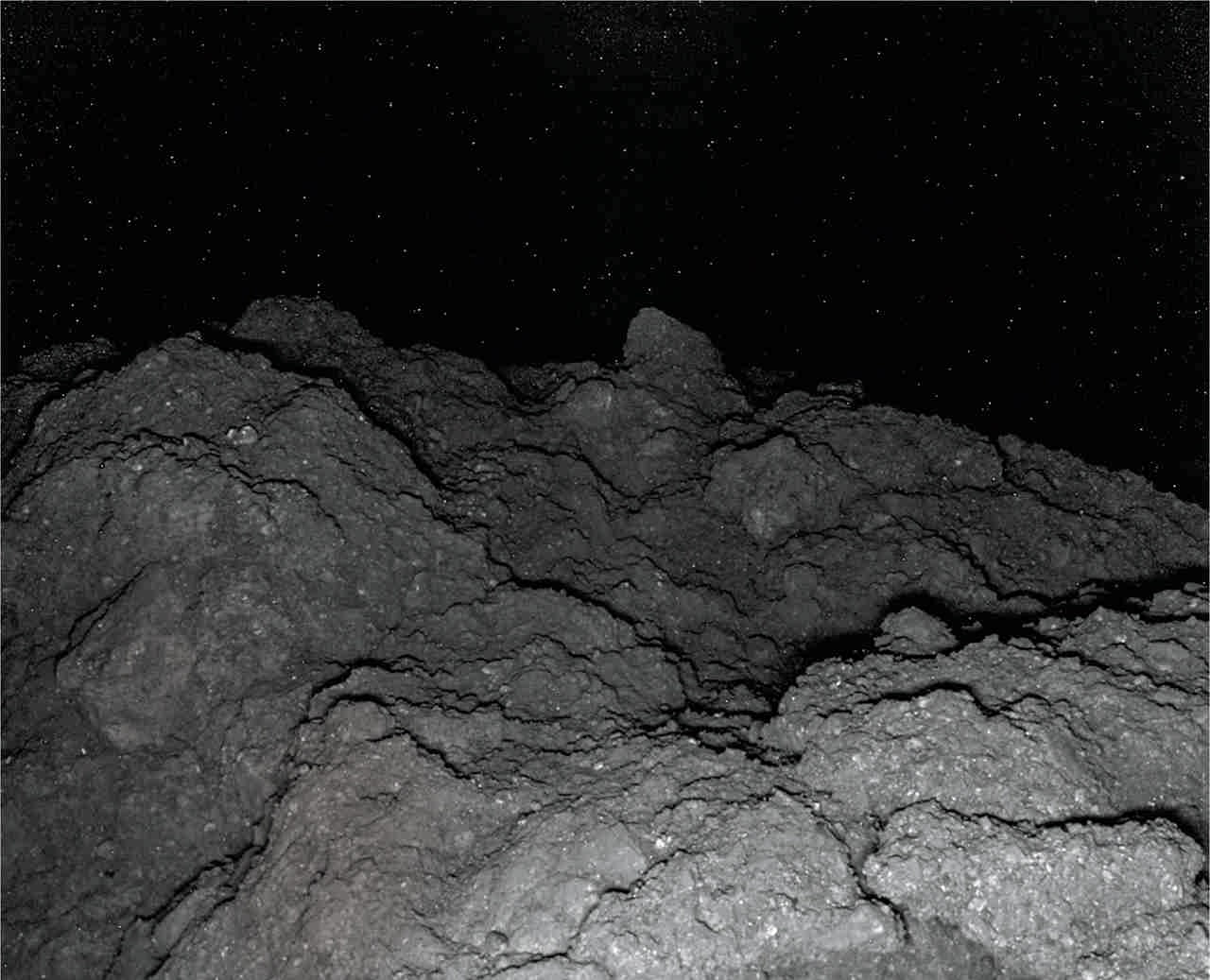 عکس خیره‌کننده فضاپیمای ژاپنی از صخره‌های سیارک ریوگو