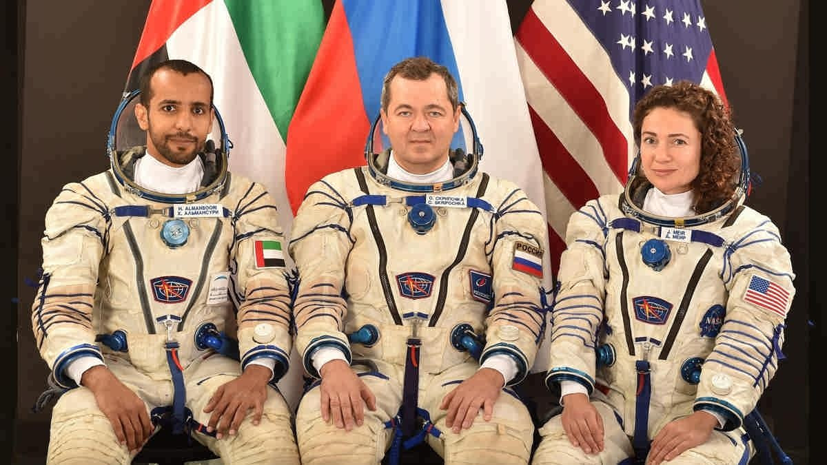 (از چپ به راست) هزاع المنصوری، اولین فضانورد اماراتی به‌همراه الگ اسکریاچکی، فضانورد روسیه و جسیکا میر، فضانورد ناسا