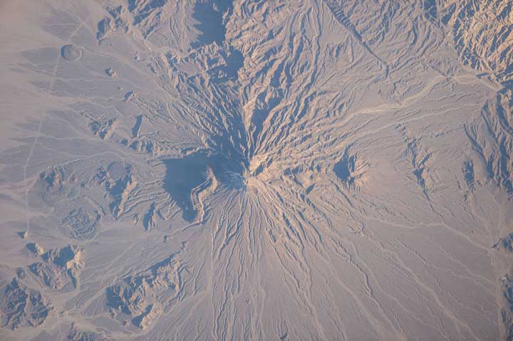 عکس ماهواره‌ای از آتشفشان بزمان