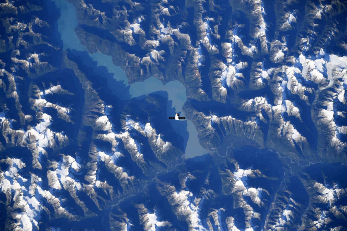 پرواز فضاپیمای دراگون اسپیس‌ایکس بر فراز کوه‌های راکی کانادا