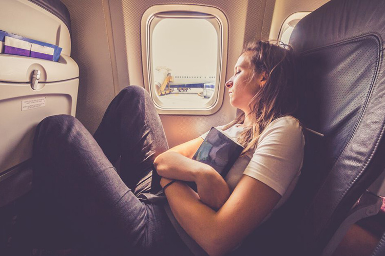 چگونه در پروازهای طولانی کمتر خسته شویم؟