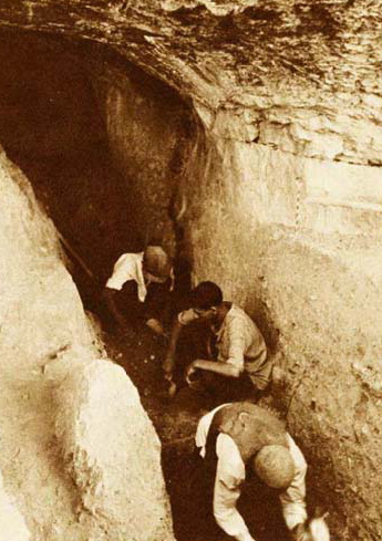عکسی از اولین کاوش‌ها در غار شکارچیان در بیستون