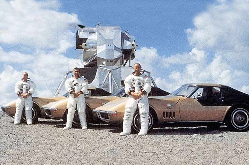 فضانوردان (از چپ به راست) پیت کانرد، ریچارد گوردن و آلن بین در کنار شورولت‌های کوروت استینگری خود در سال ۱۹۶۹