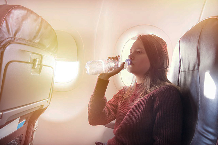 چرا باید در طی پرواز زیاد آب بنوشیم؟