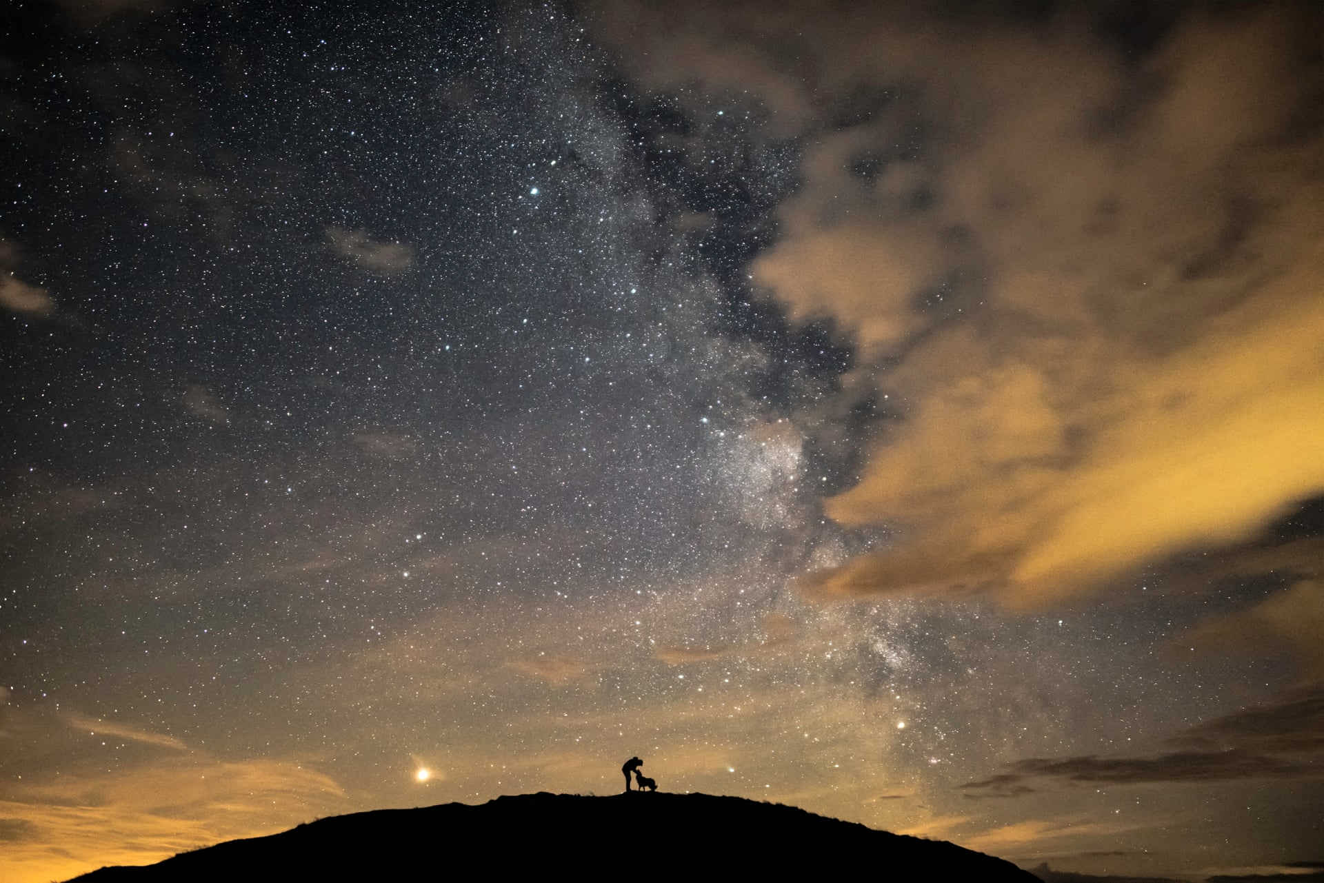 «بن، فلوید و مرکز»: برنده جایزه‌ی بخش«‌مردم و فضا (The People and Space)»، این تصویر عکاس و سگش را در زیر مریخ، زحل و مرکز کهکشان راه شیری نشان می‌دهد. عکاس: بِن بوس از کشور انگلستان