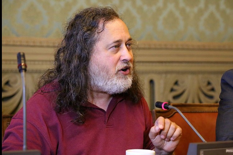 استعفای استالمن، بنیان‌گذار جنبش نرم‌افزار آزاد در پی دفاع از اپستین
