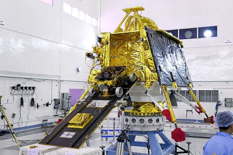 هند در آستانه فرود روی ماه، ارتباط با سطح‌نشین خود را از دست داد
