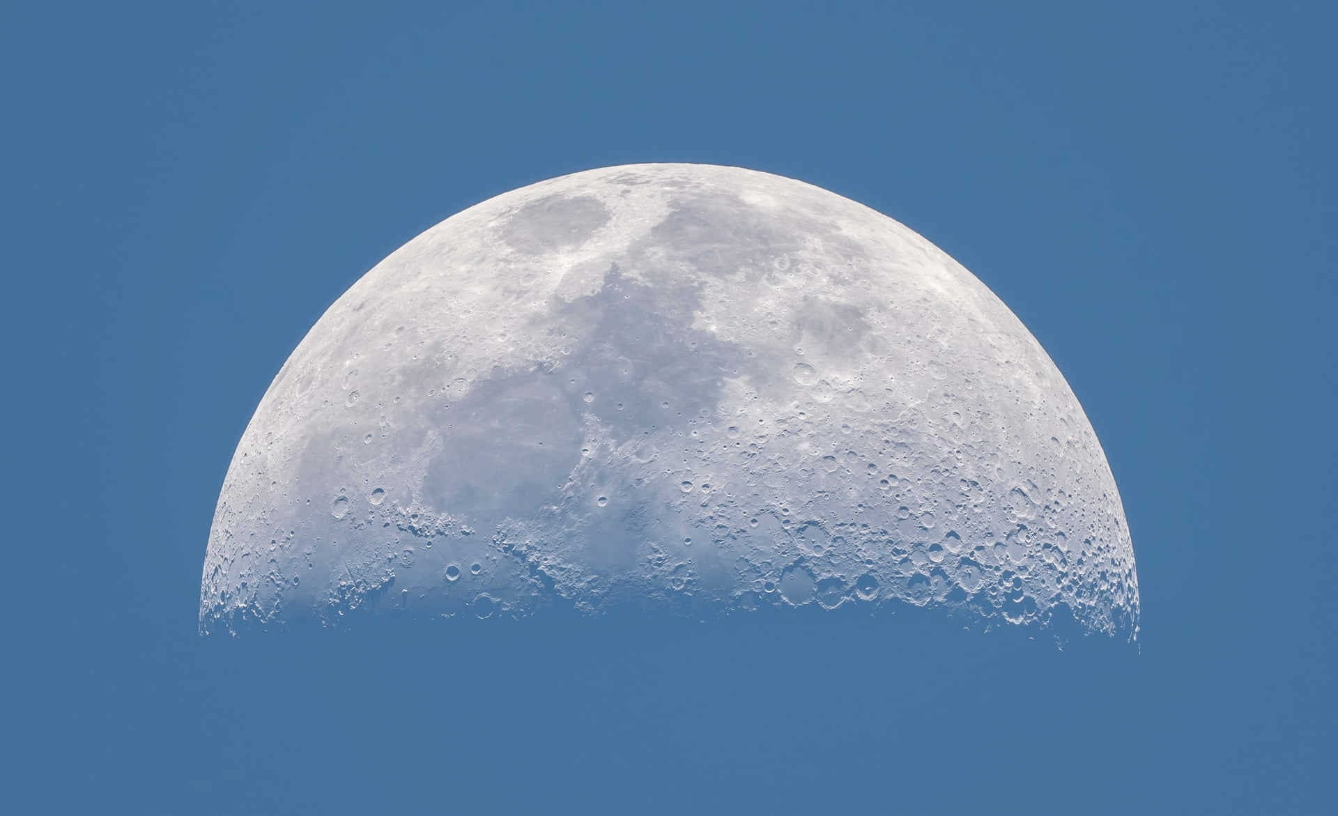 عکس: «هلال ماه در طول روز» برنده نفر دوم بخش «ماه ما (Our Moon)»؛ عکاس: رافائل ریوز از کشور اسپانیا